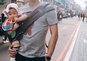 伊能静微博晒出：老公秦昊带女儿出街的照片，抱孩子姿势太有范！