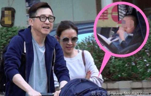 庾澄庆全家出游女儿照曝光，嘟嘴表情看乐路人，网友：心疼小哈利