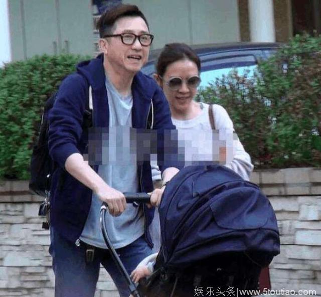 庾澄庆全家出游女儿照曝光，嘟嘴表情看乐路人，网友：心疼小哈利