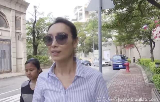 一代TVB花旦街边素颜照被拍到，48岁为照顾8岁女儿拒绝复出拍剧！