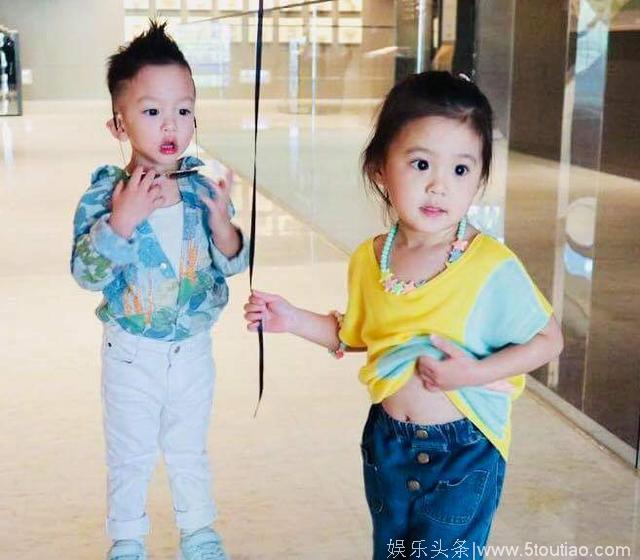徐若瑄晒儿子与贾静雯女儿咘咘合影，穿复古喇叭裤的咘咘太抢镜了