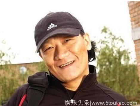 侯耀华现身谢东回门宴，并担任主婚人，网友：不藏着掖着了？