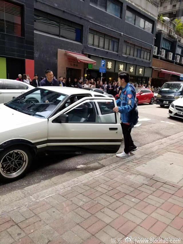 拍《头文字D2》？余文乐开AE86载周杰伦低趴走街