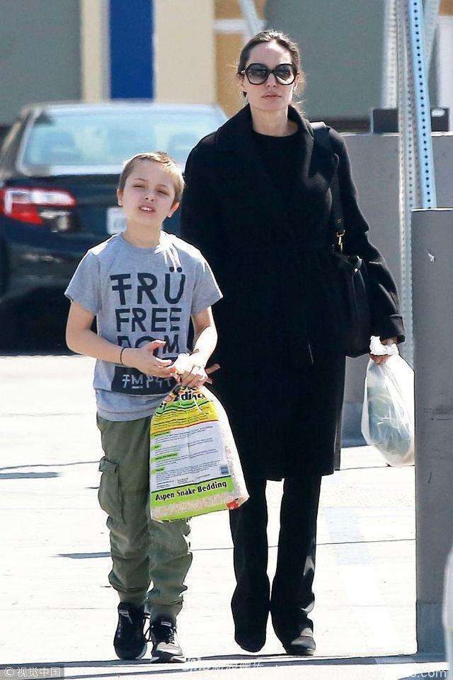 朱莉全黑look手攥塑料袋接地气 和儿子穿衣不在同一季节
