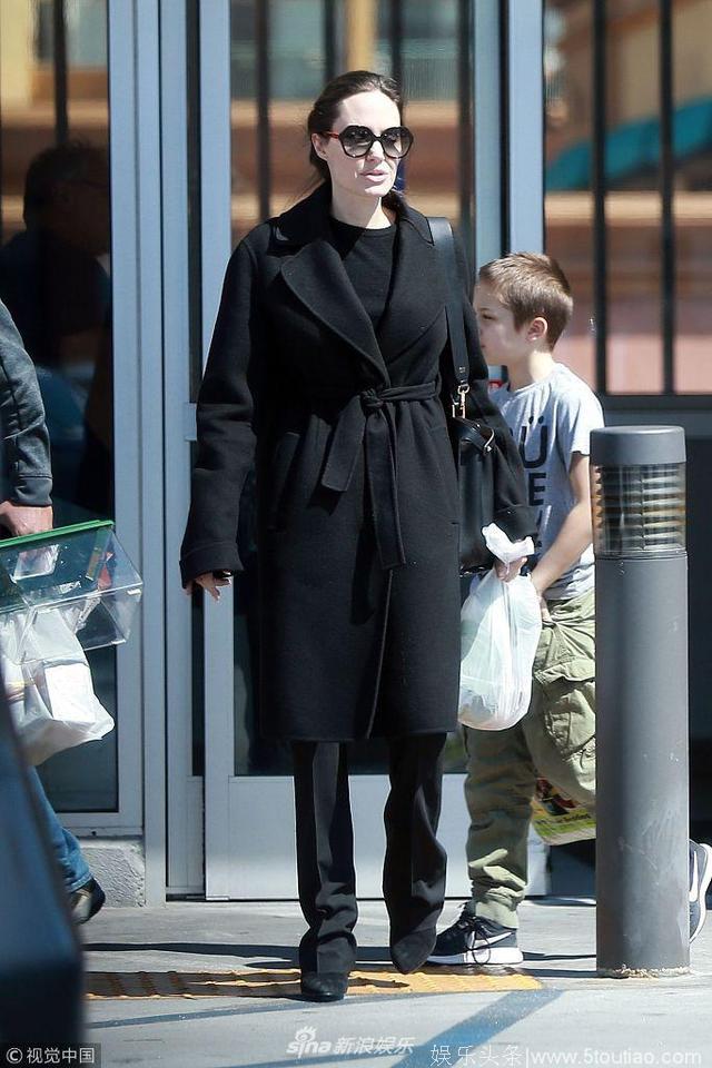朱莉全黑look手攥塑料袋接地气 和儿子穿衣不在同一季节