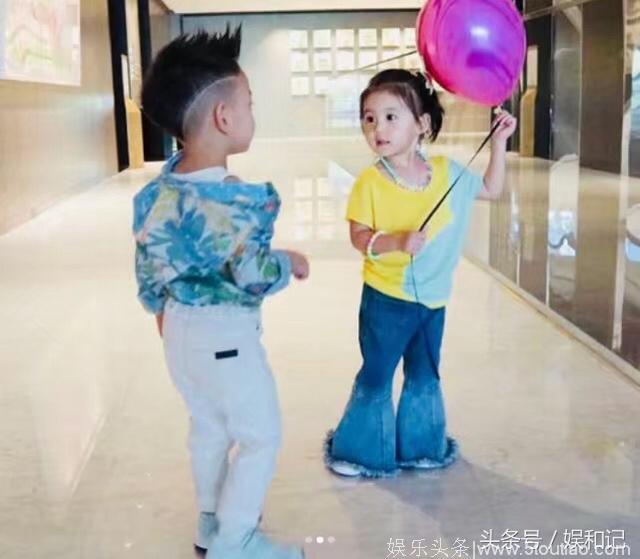 咘咘和徐若瑄儿子同框，咘咘当着V宝撩衣服 网友直呼：在一起！