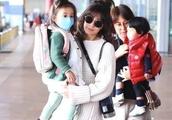 贾静雯机场抱咘咘没抱小女儿被指偏心，上少女下大妈时尚看不懂！
