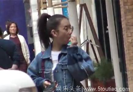 方媛难得撇下女儿约闺蜜逛街 等了大半个钟也毫无怨言