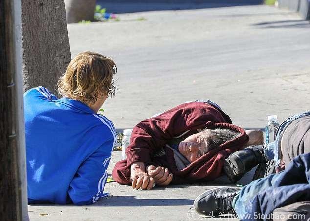 贾斯汀比伯现身美国街头，给拾荒老人送食物，还躺在地上跟其热聊