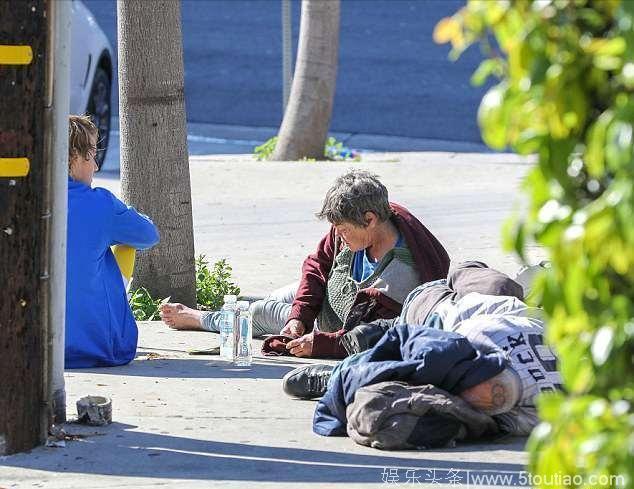 贾斯汀比伯现身美国街头，给拾荒老人送食物，还躺在地上跟其热聊