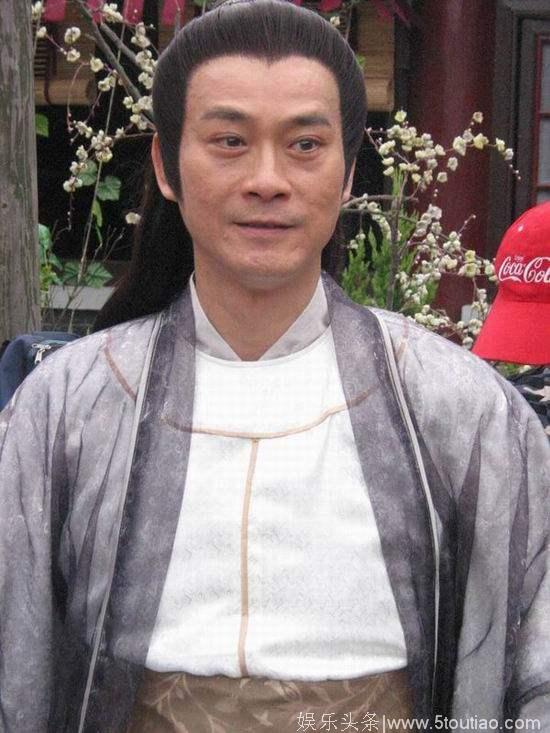 萤幕上“玉树临风”，现实中被人称为“负心汉”，如今成71岁老头