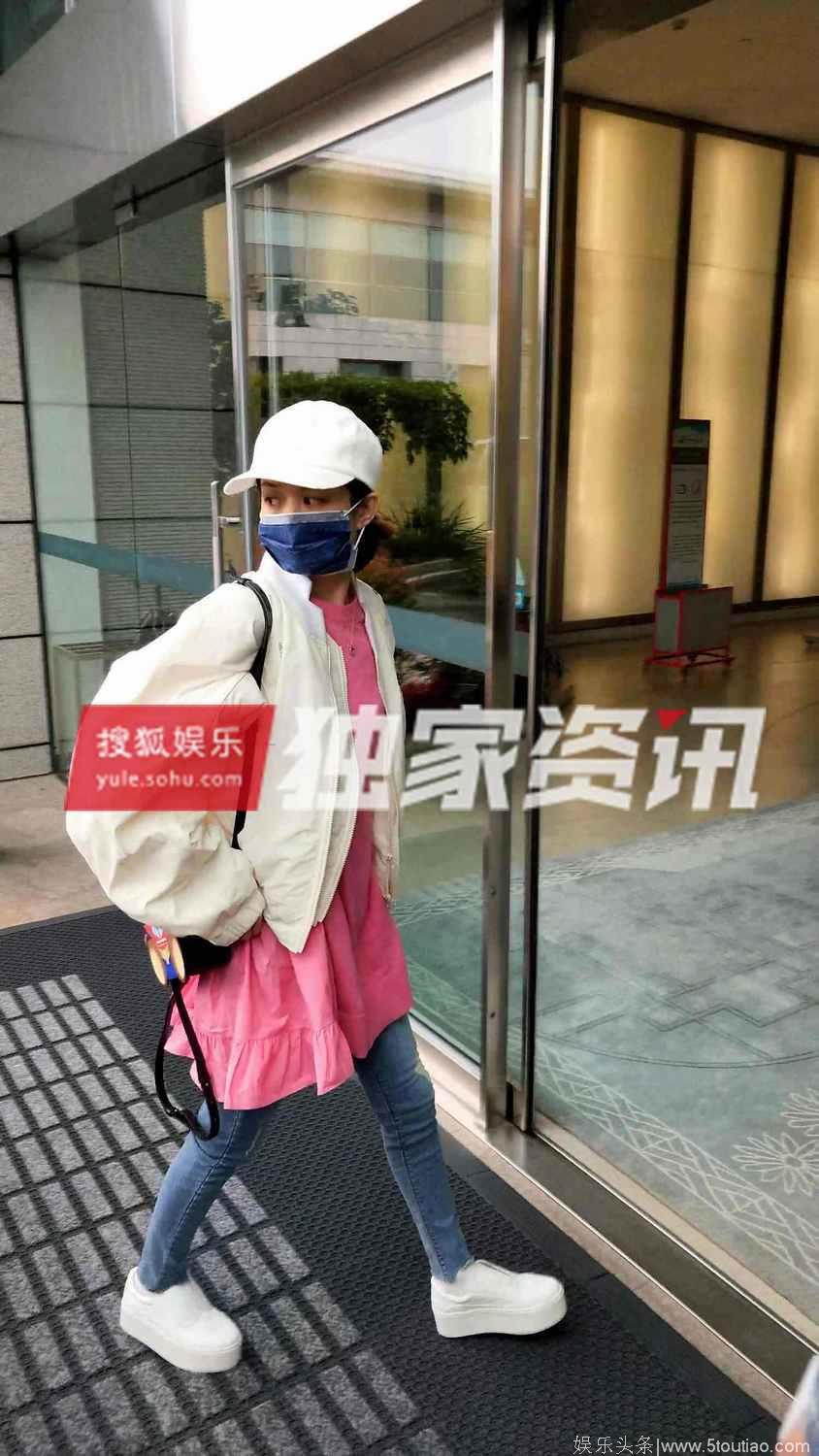 独家：赵丽颖私下钟爱少女风 机场秒变小迷糊