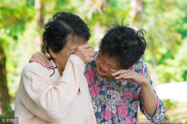 儿啊你慢慢走，等等妈妈啊！