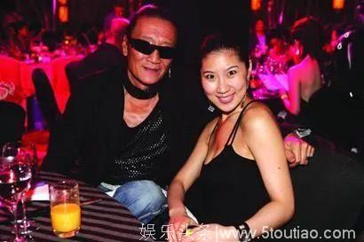 谢贤曾哀求发妻不要离婚，小女友跟发妻气质相似，难道只是巧合？