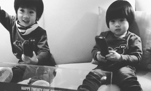 陈若仪晒Kimi小时候背影照，让人误认成是老二，他俩更像双胞胎？