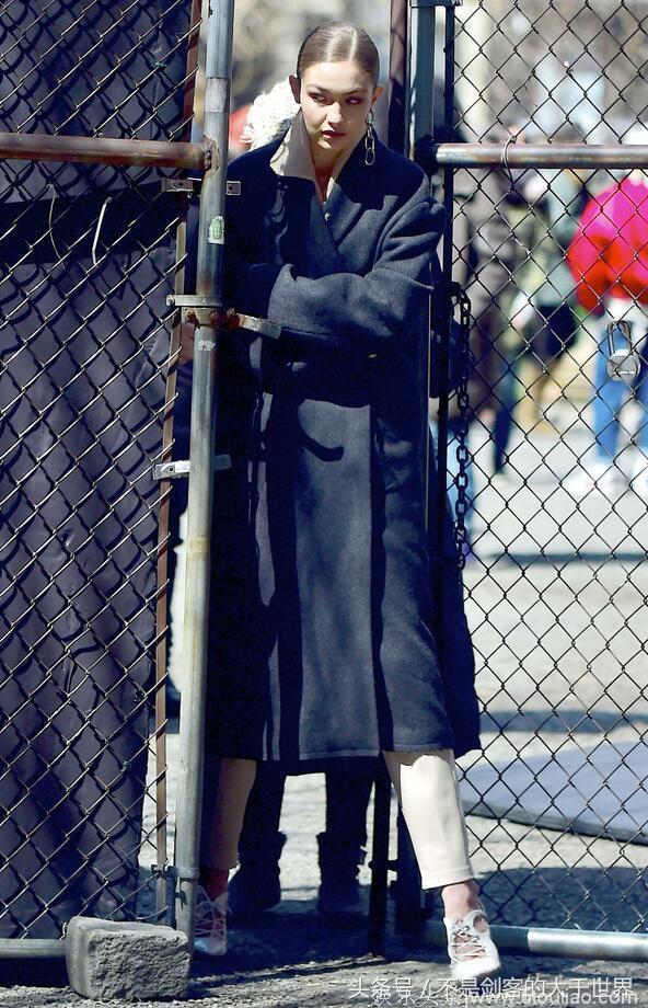 超模吉吉·哈迪德纽约街头娇憨拍照，她有让人着迷的魅力