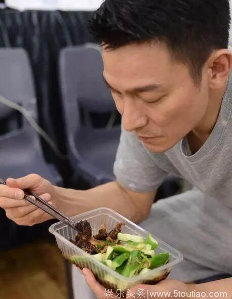 刘德华节食一辈子 身形消瘦 苗侨伟虽有些发福 但越老越有魅力