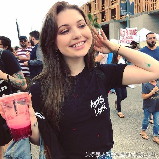 赛米·汉拉缇(Sammi Hanratty)最新在社交媒体上发布的自拍照