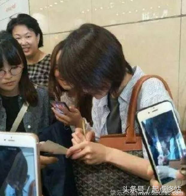 明星给粉丝签名：丽颖太酷，关晓彤用左手签名，她却像批改作业？