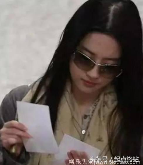 明星给粉丝签名：丽颖太酷，关晓彤用左手签名，她却像批改作业？
