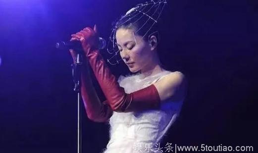 王菲携女三亿片酬上综艺，网友：不过就是一介戏子，德不配位！