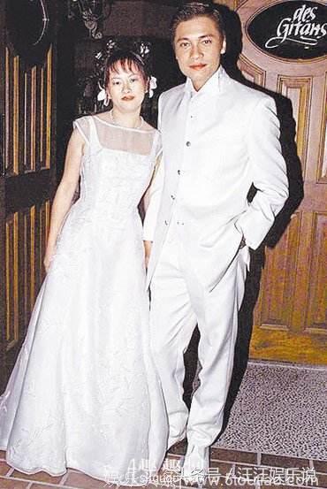 56岁罗嘉良全家近照 小12岁二婚妻子背景强 前妻兼职养家儿子帅气