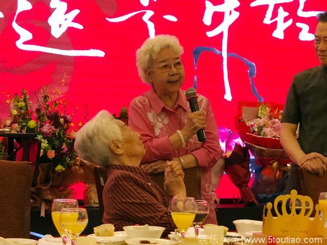 老艺术家于蓝98岁生日聚会明星云集 田华宋春丽姜昆岳红齐送祝福