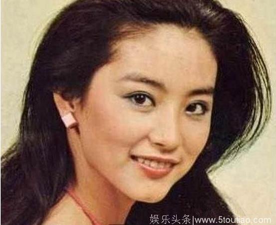 李嘉欣姐姐近照，长相不是一般的难看，网友：李嘉欣绝对有整过？