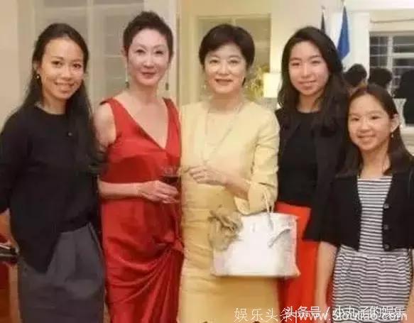 林青霞3个女儿，2个继承了母亲的美貌 网友：好像混进来个网红脸