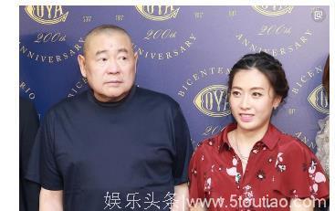 甘比又捐1千万做善事，与郑秀文同台也没差！网友：有钱使人漂亮