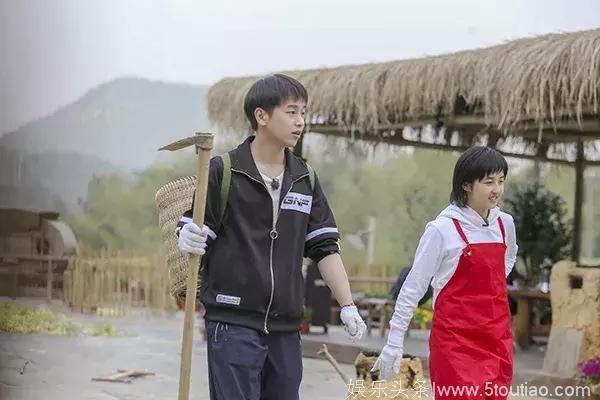 男女明星合体上杂志，黄子韬宋茜最有喜感，张子枫彭昱畅最土