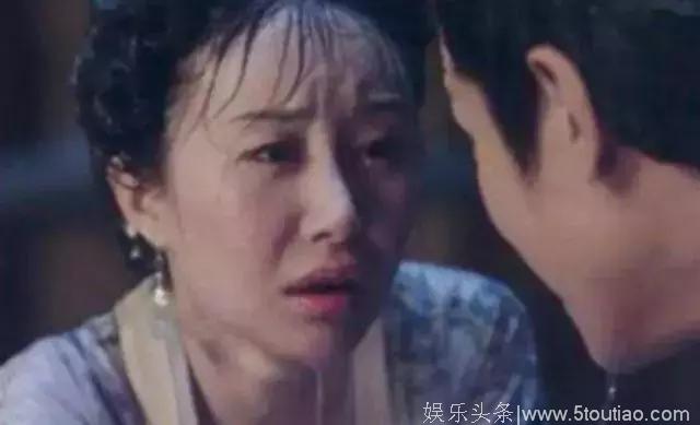 明星拍戏淋雨：杨幂怀孕上阵，鹿晗连拍八小时，她最让人心疼！