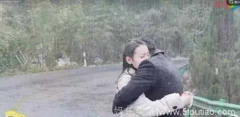 明星拍戏淋雨：杨幂怀孕上阵，鹿晗连拍八小时，她最让人心疼！