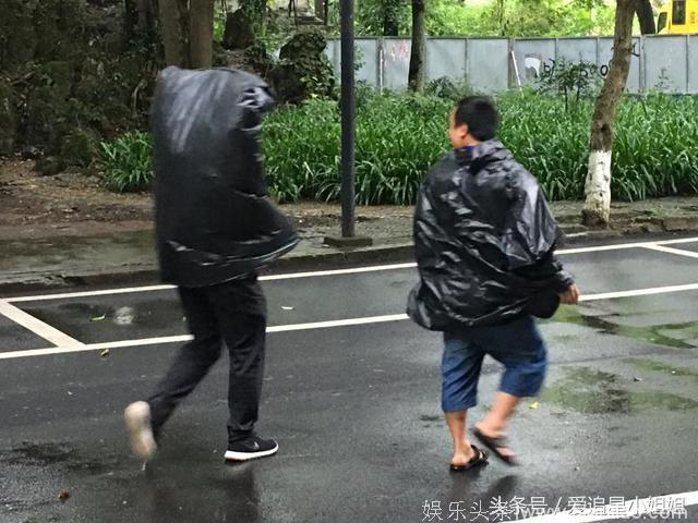 朱正廷Justin冒雨录制综艺 工作人员身披塑料袋坚持录制 超级敬业