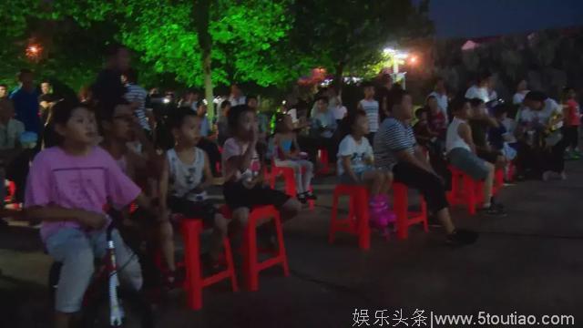 孝义：公益电影“映亮”消夏夜