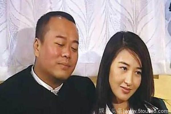 结婚22年，虽至今无子但钱花不完，他就是甘愿当赌王上门女婿