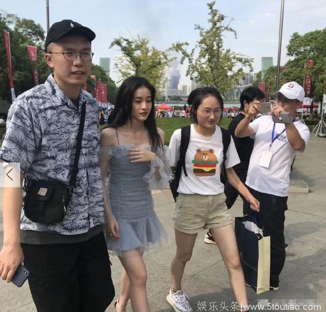 盘点那些在路人镜头下的明星：赵丽颖漂亮迷人，朱一龙打扮随意！