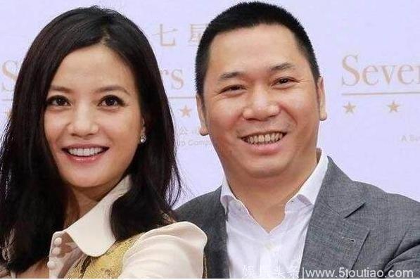 圈里最不搭的明星夫妻，一位不知妻美，而他们合影像父女