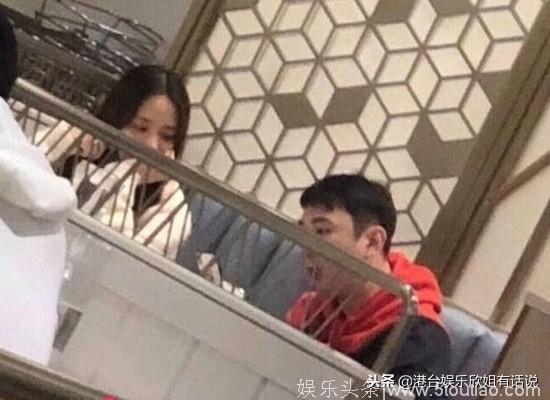 刚吃完热狗，王思聪又换女友？她的前男友是变形记主人公陈新颖