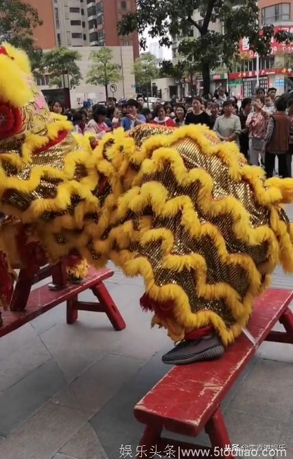 何家劲内地新店开张，请来了常威助阵，两人身材真好