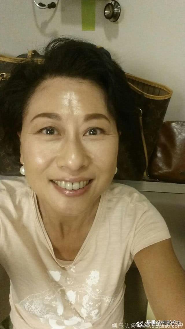 58岁叶倩文近况曝光，被誉为是歌坛最美天后，嫁二婚男至今未生育