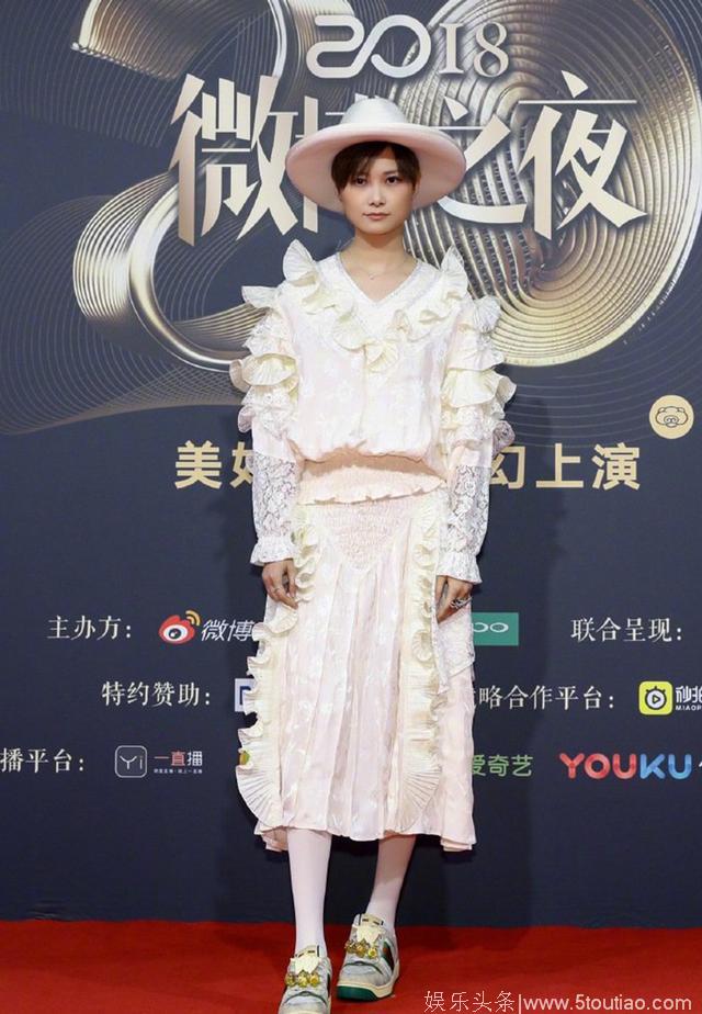 2018微博之夜盛大开启 秦岚、朱一龙等当红明星获封年度女神和男神