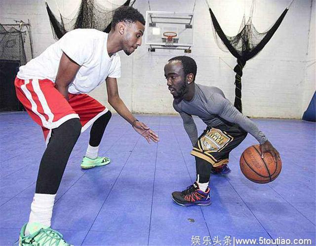 媲美“侏儒乔丹”，身高1米3打首发，争得NBA全明星跳球权！