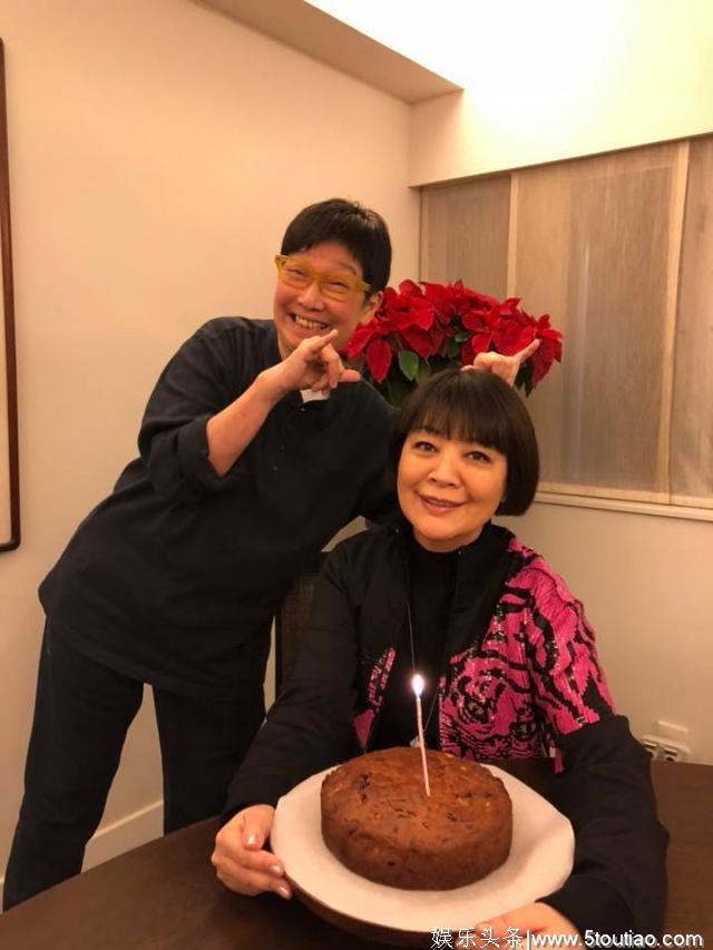 她是港台配角天后，与同性密友相守十数载，如今女儿相伴非常幸福