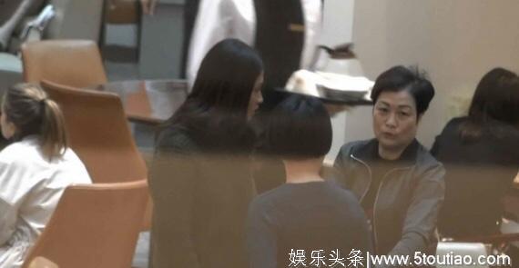 她是港台配角天后，与同性密友相守十数载，如今女儿相伴非常幸福