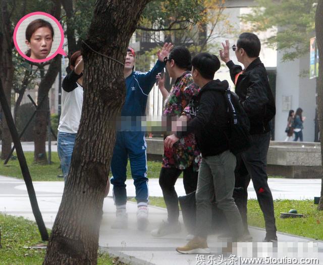 向华强夫妇坐劳斯莱斯去路边小店吃面，干儿子萧敬腾热情接待