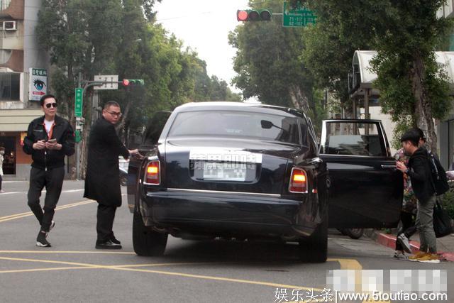 向华强夫妇坐劳斯莱斯去路边小店吃面，干儿子萧敬腾热情接待