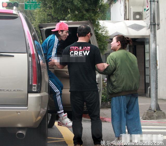 向华强夫妇坐劳斯莱斯去路边小店吃面，干儿子萧敬腾热情接待