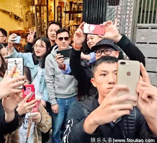 张家辉内地吃饭遭围堵拍照超配合，自称在香港很少遇见受宠若惊