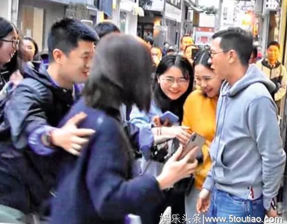 张家辉内地吃饭遭围堵拍照超配合，自称在香港很少遇见受宠若惊